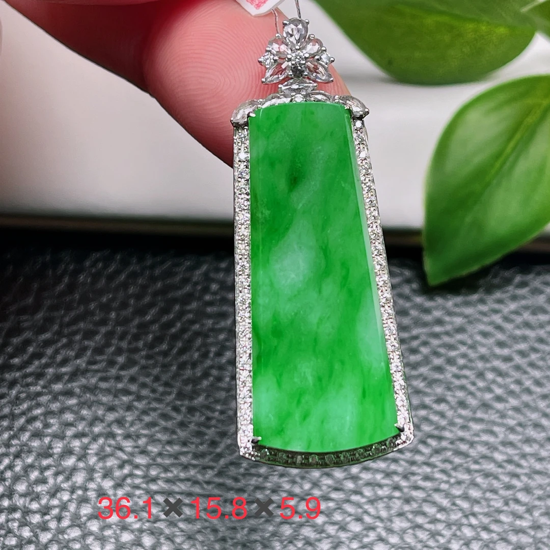 天然缅甸翡翠A货～冰糯种满色辣绿无事牌吊坠18k辣色玉牌挂件36