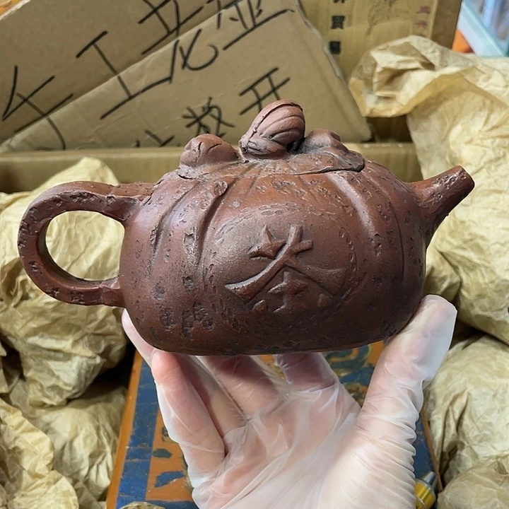 茶壶紫砂矿泥料，纯手工制作的一把紫砂壶。