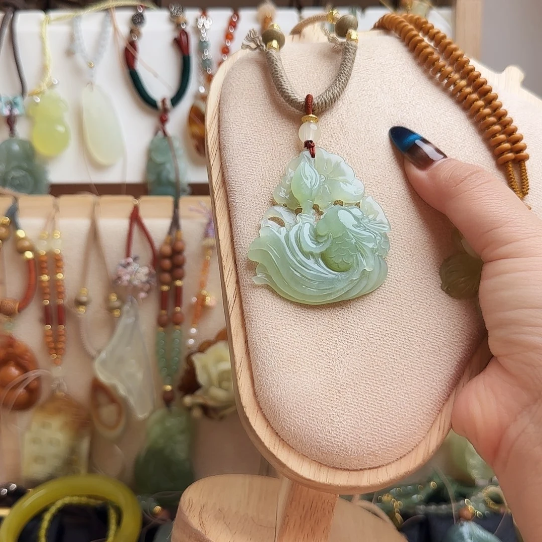 李***猫蛇纹石玉合金颈饰