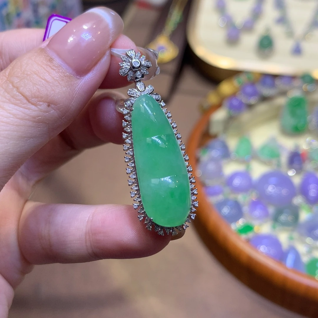 翡翠18K金镶嵌颈饰