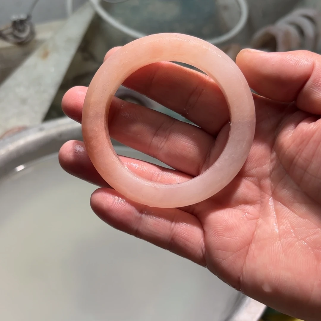 恁***姨石英质玉未镶嵌手镯