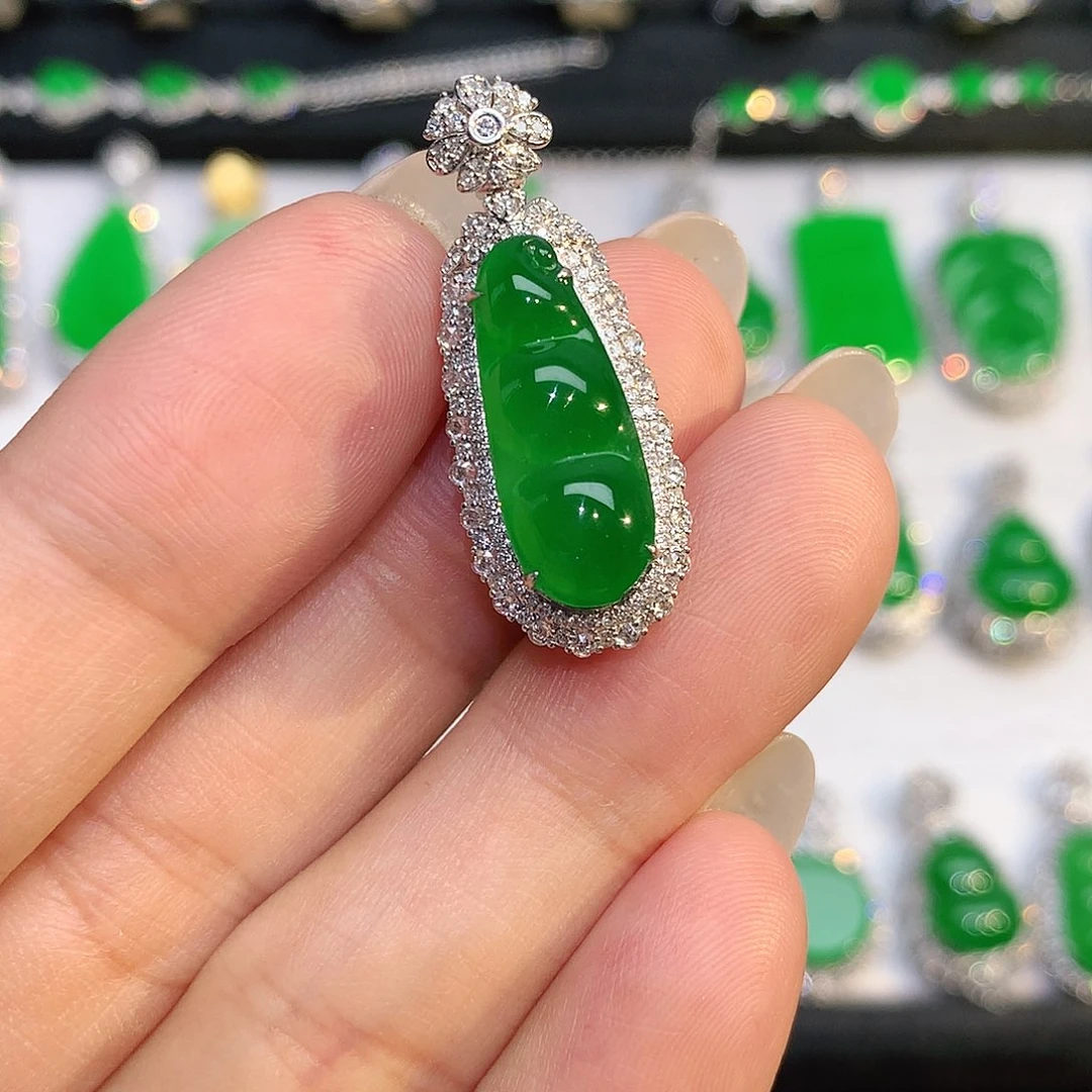 翡翠18K金镶嵌颈饰吊坠