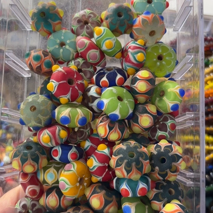 颈饰玻璃一颗，喊我选