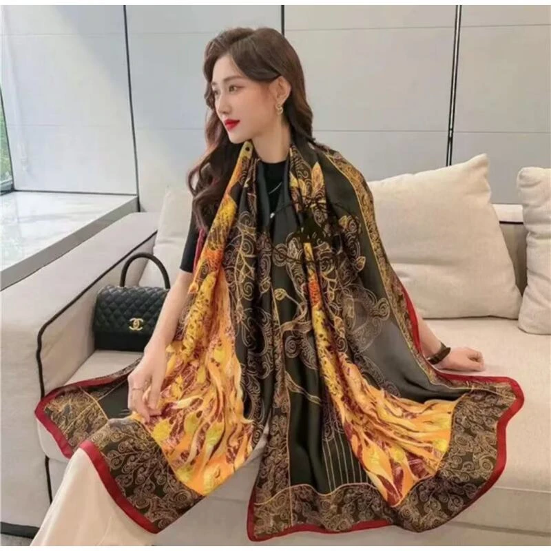 L204  黑金孔雀 围巾180*80左右