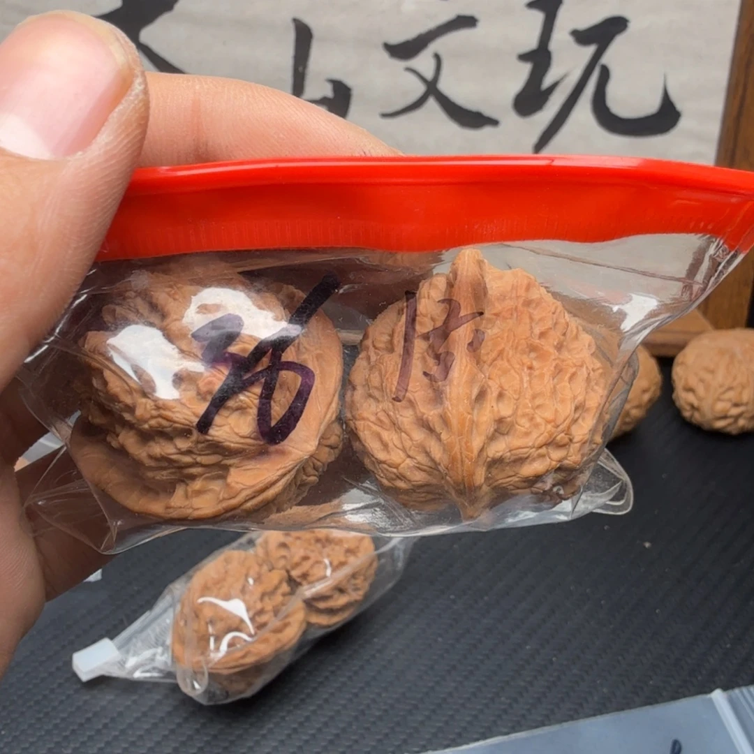 小***哥吊坠文玩核桃血麒麟36   150有浮黄