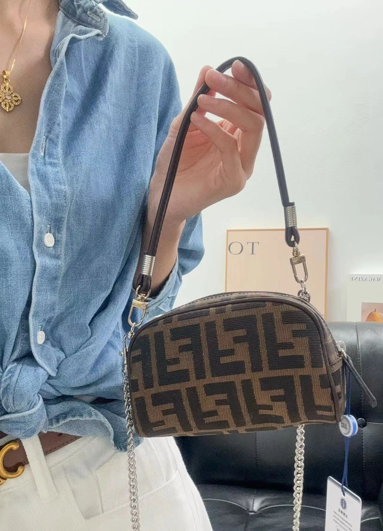95新 FENDI/芬迪 老花小号手拿包单肩包/秋境 09556