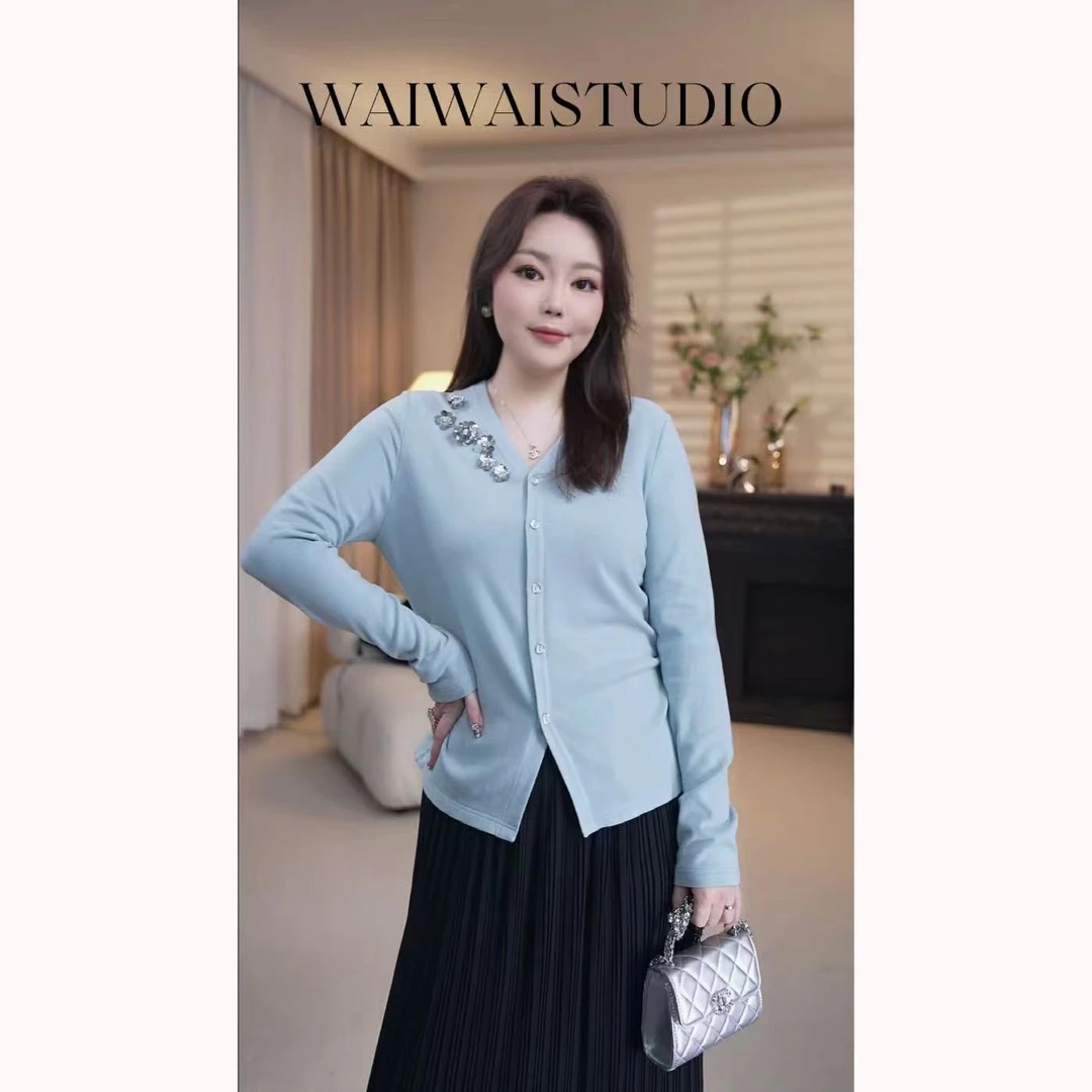 【花落】显瘦V领轻奢亮片金属花打底百搭T恤 25S158