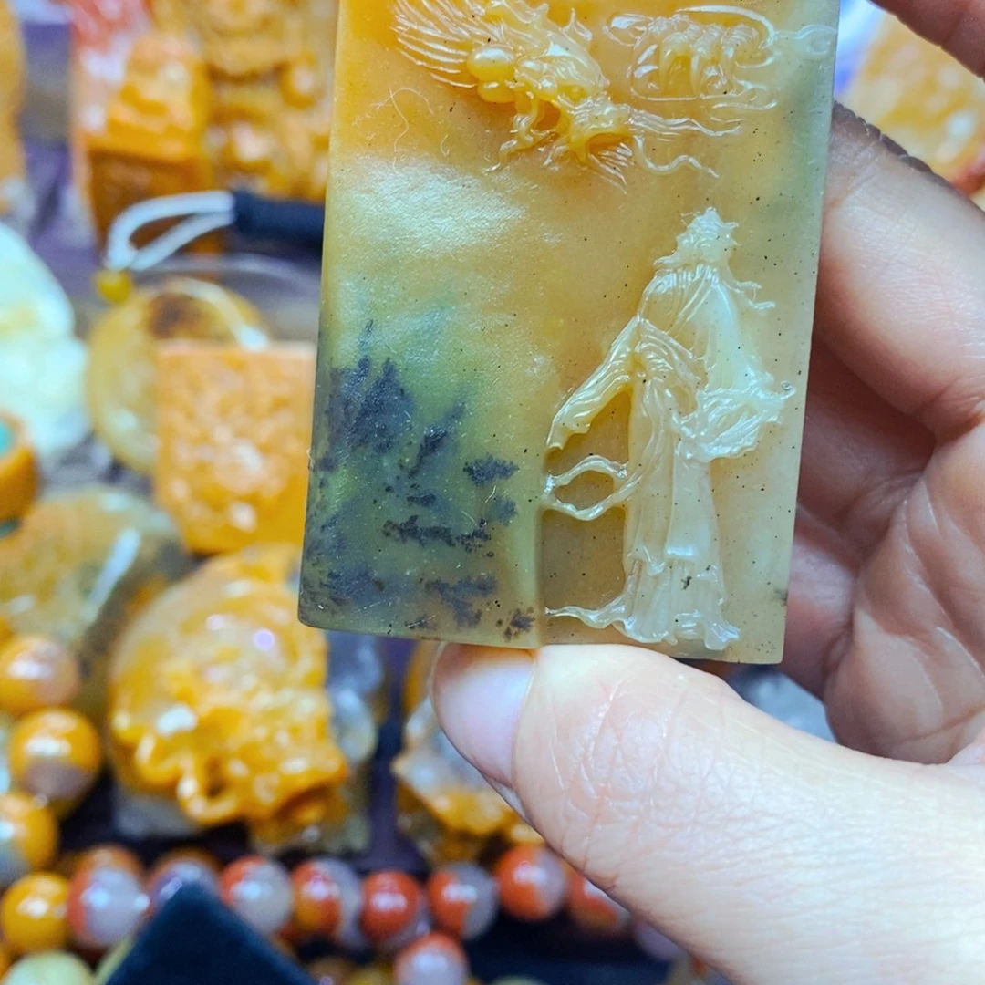 未镶嵌石英质玉（黄龙玉）颈饰