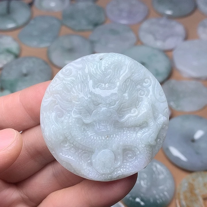 翡翠未镶嵌颈饰龙牌