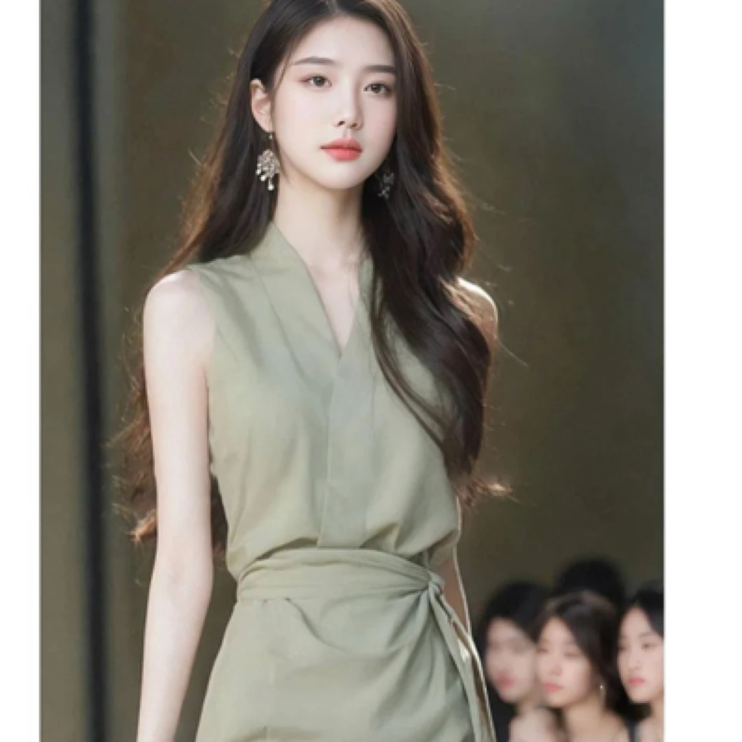 夏季新款法式高端精致设计感气质修身显瘦浅绿色褶皱收腰连衣裙女