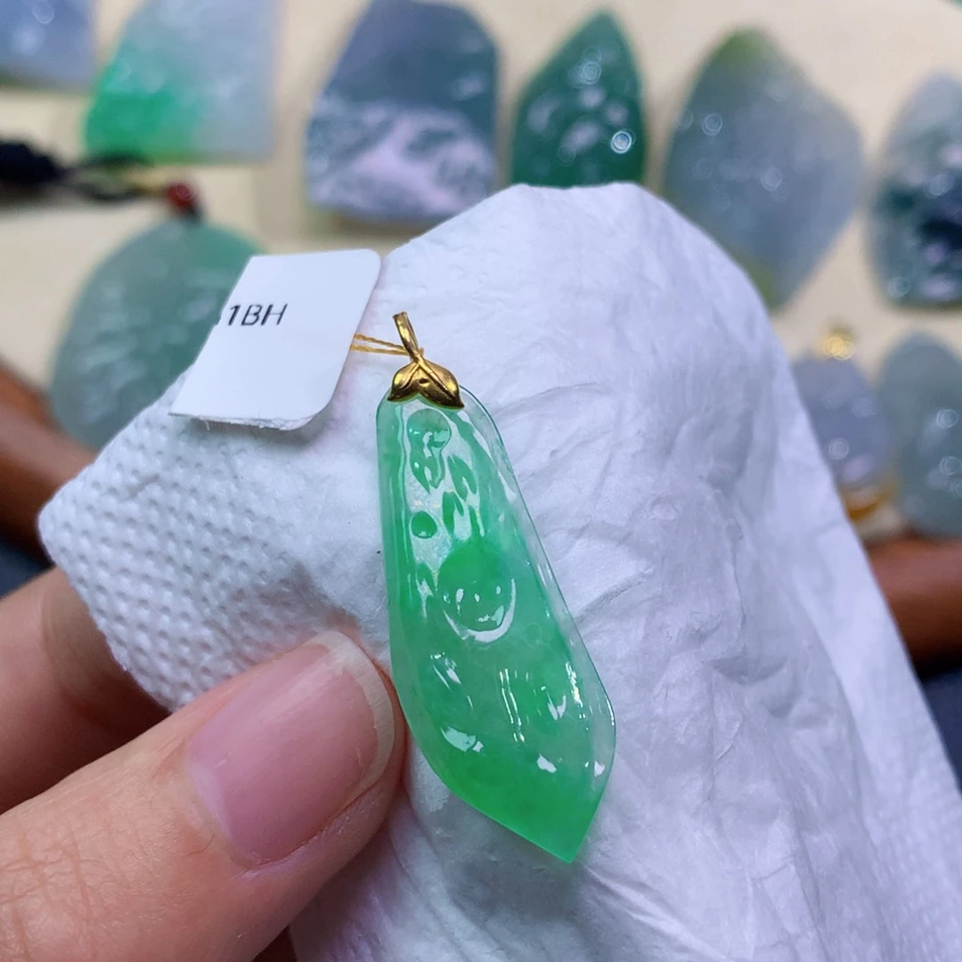 翡翠未镶嵌吊坠(赠链) 2566