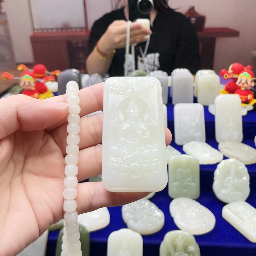 用***狗和田玉未镶嵌颈饰