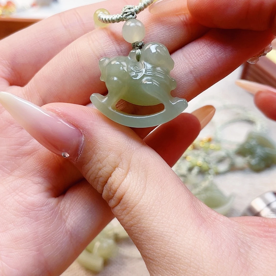b****和田玉未镶嵌吊坠(赠链)