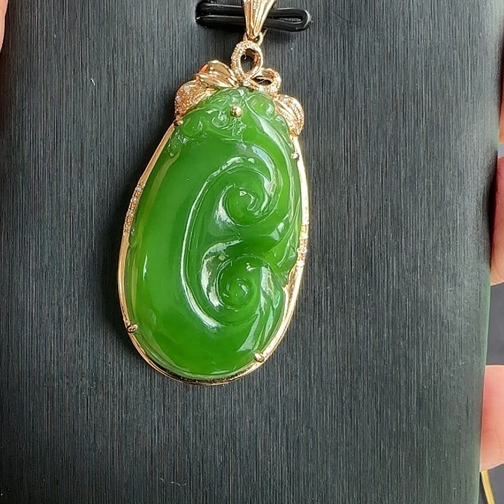 和田玉18K金镶嵌颈饰