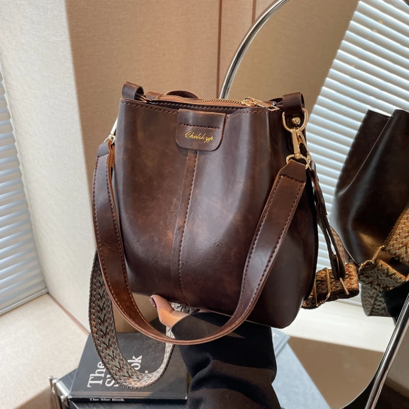 简约大容量包包女高级感时尚单肩包学生上课通勤斜挎手提水桶包