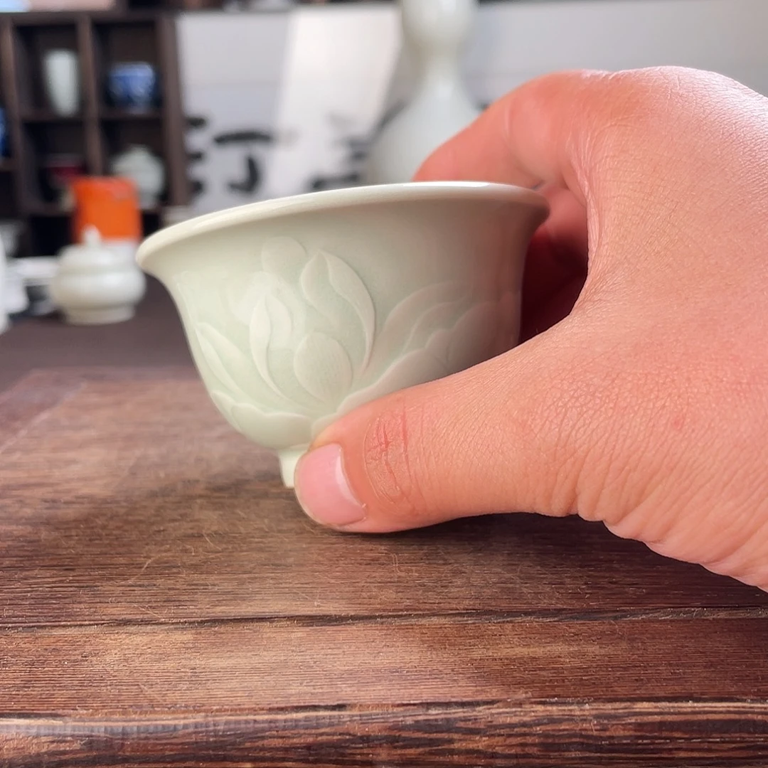 青釉刻花纹饰压手杯