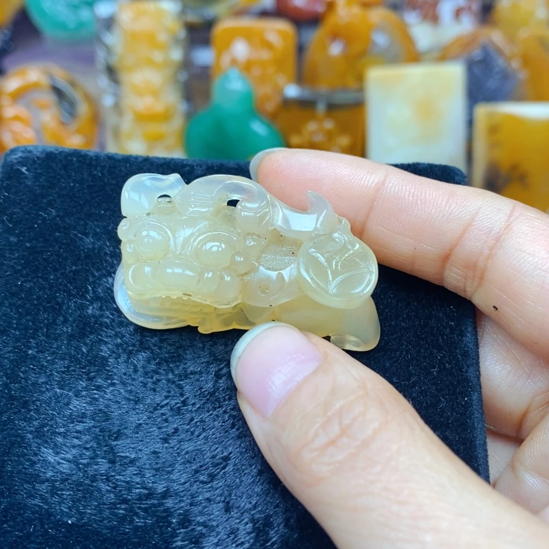 未镶嵌石英质玉（黄龙玉）颈饰