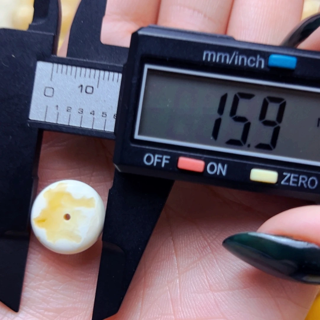 未镶嵌琥珀裸石15.9mm瑕疵扣子