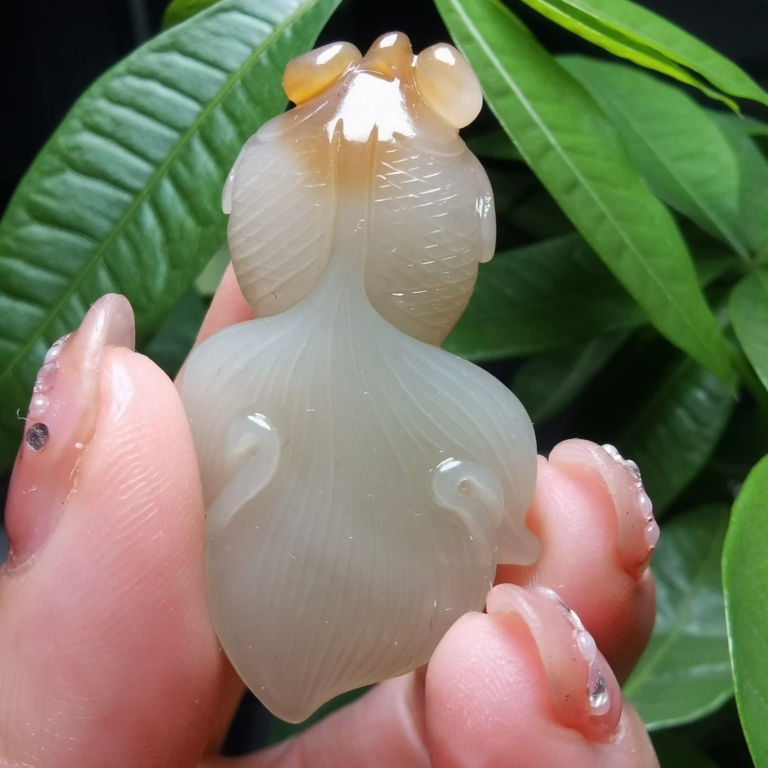 新疆和田玉且末料带糖立体雕刻金鱼