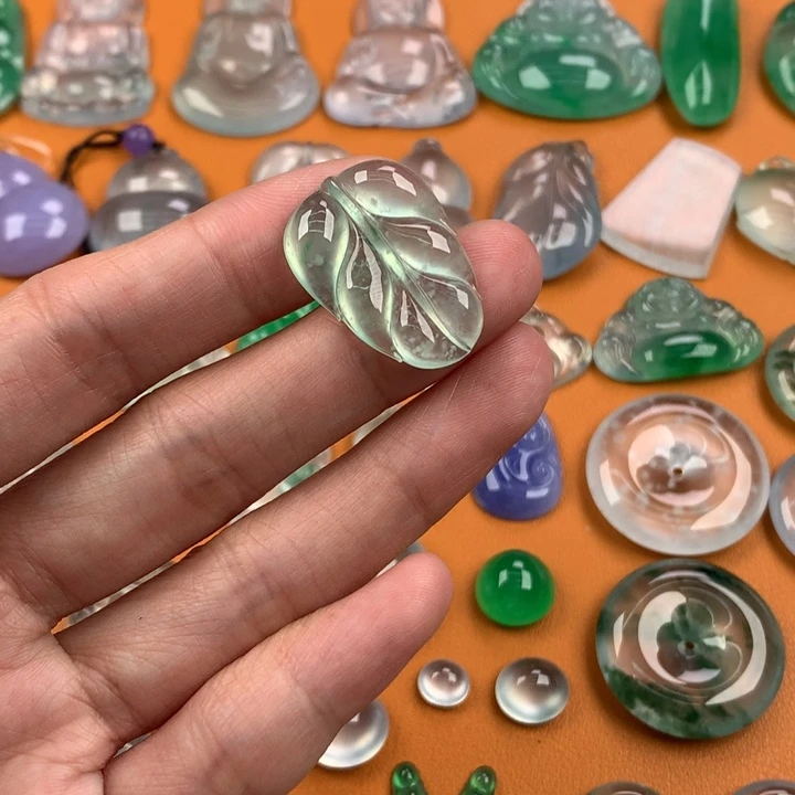 翡翠挂件未镶嵌…..