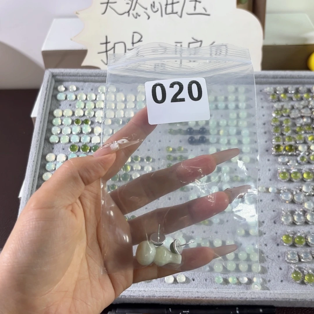 蛇纹石玉未镶嵌手镯蜘**探