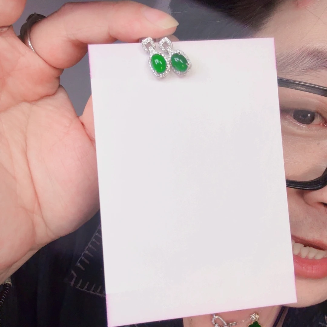 翡翠未镶嵌颈饰一件