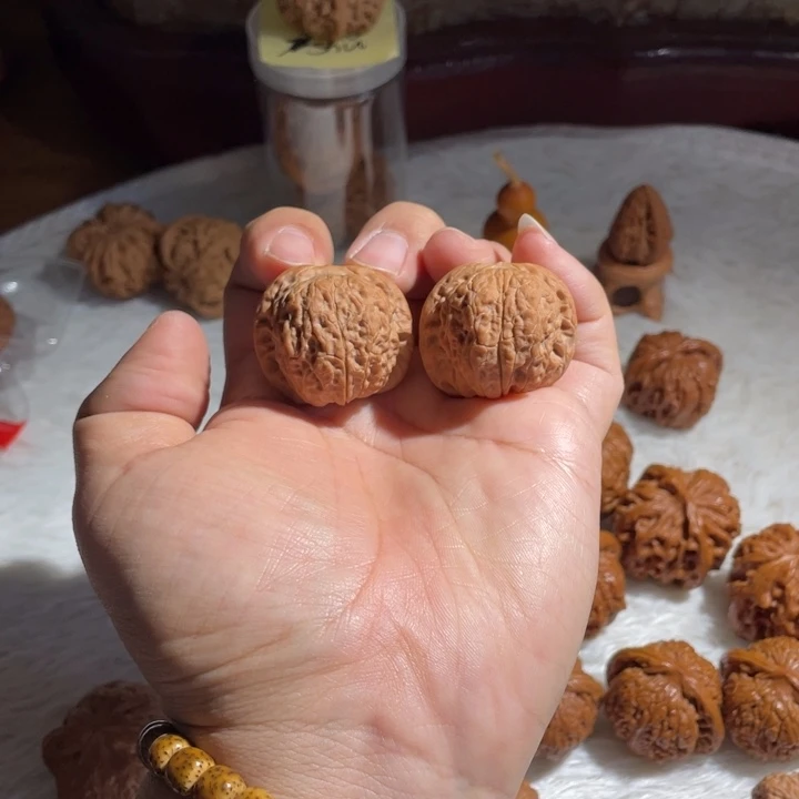 文玩核桃把件12-血麒麟手捻34