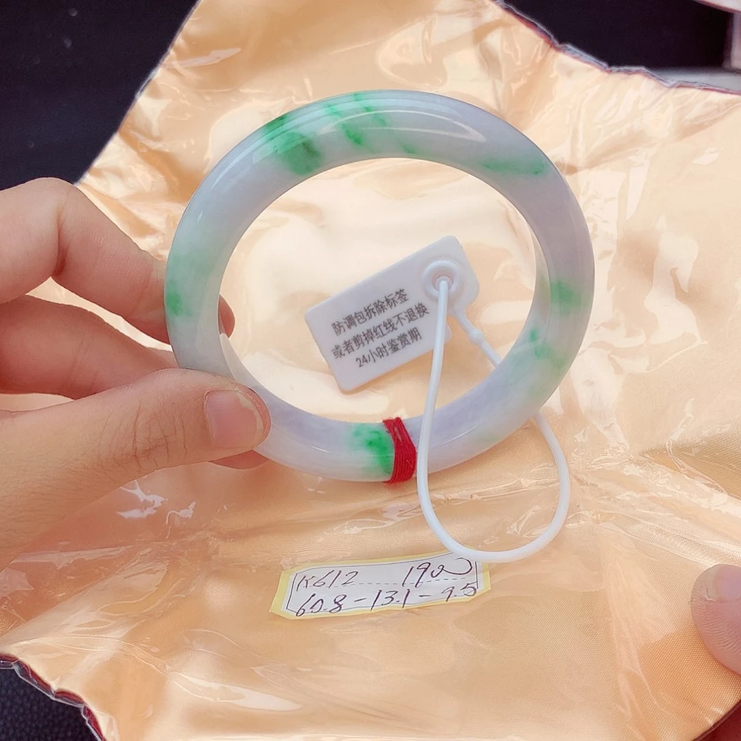 翡翠手镯未镶嵌翡翠