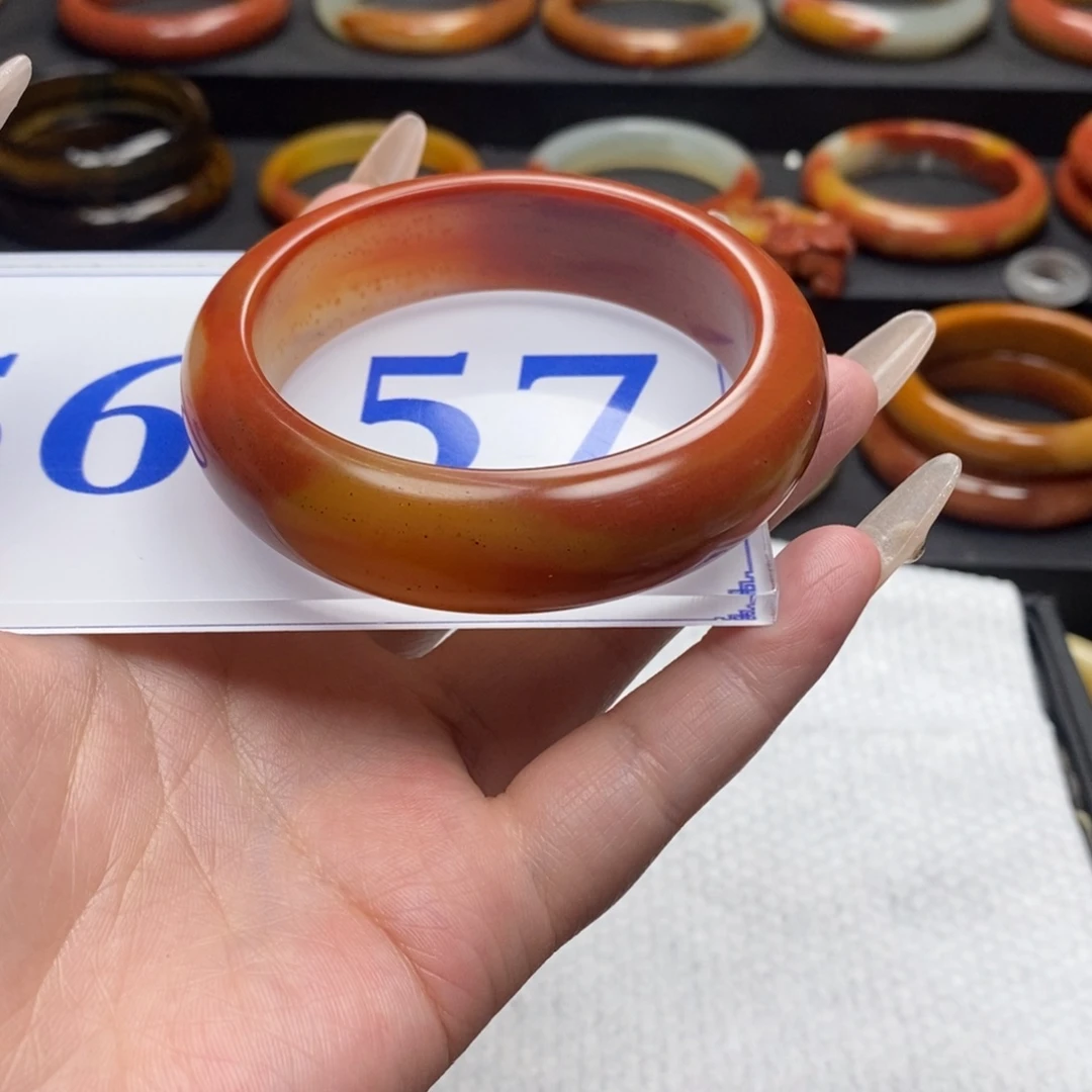 石英质玉（黄龙玉）手镯水线未镶嵌多****?