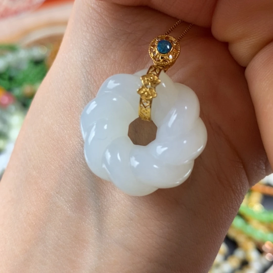 和田玉18K金镶嵌吊坠(赠链)俄白拉斯环吊坠