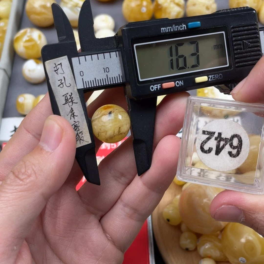 蜜蜡珠宝奇石未镶嵌