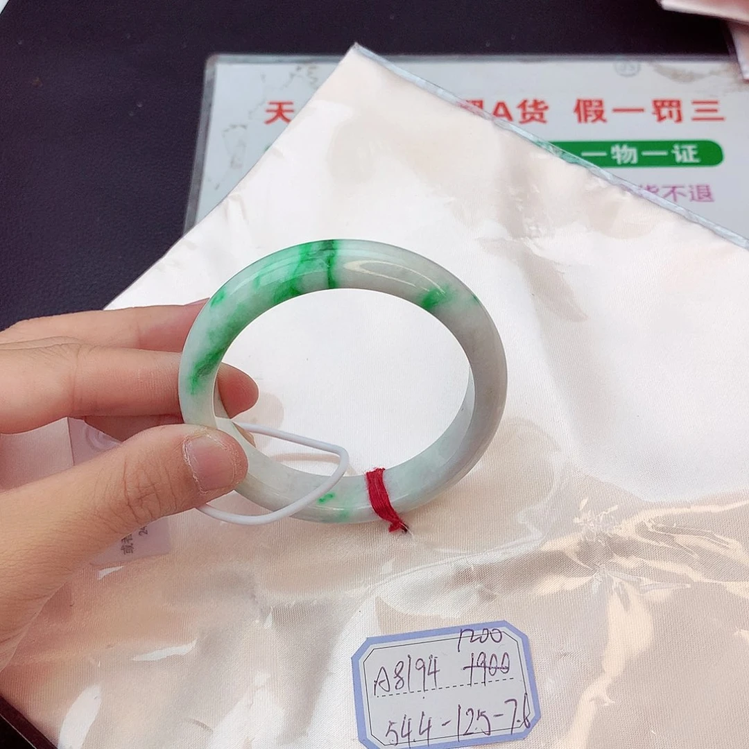 翡翠手镯未镶嵌翡翠