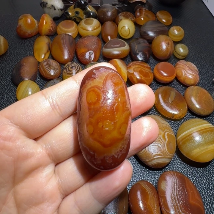 天***石瓷片马达加斯加奇石手把件浮雕