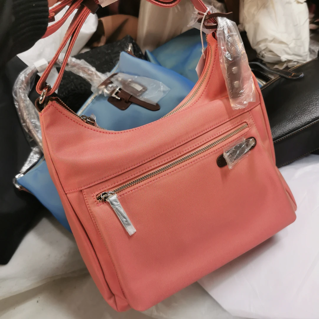 0891珠光锦纶布配植鞣皮饺子斜挎包底宽32高25厚12CM