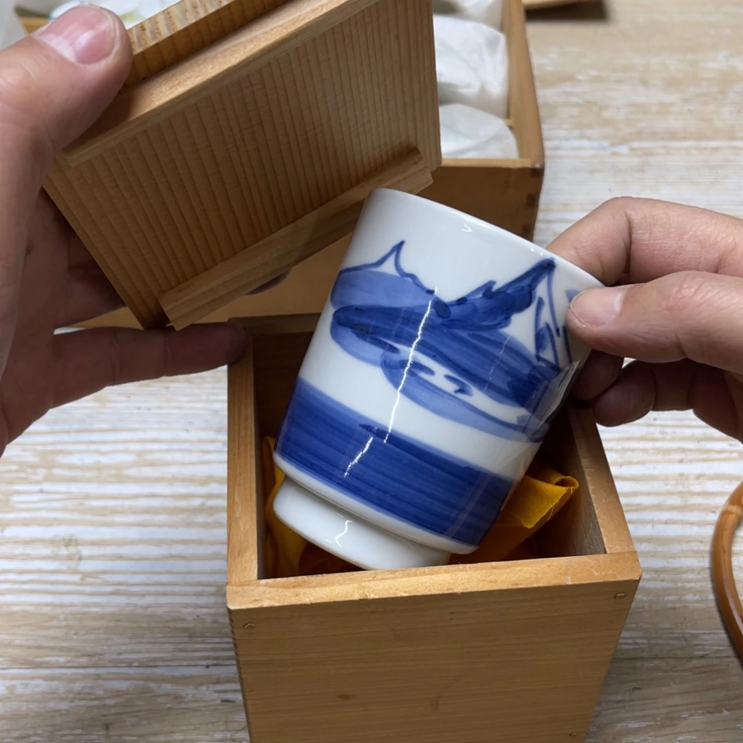 瓷片慢*羊密密麻麻地排列着一