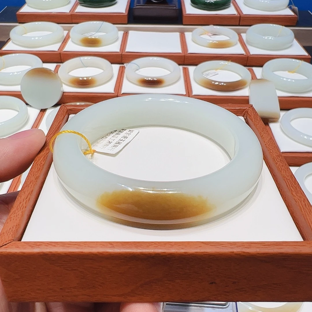 吴***荣和田玉未镶嵌手镯