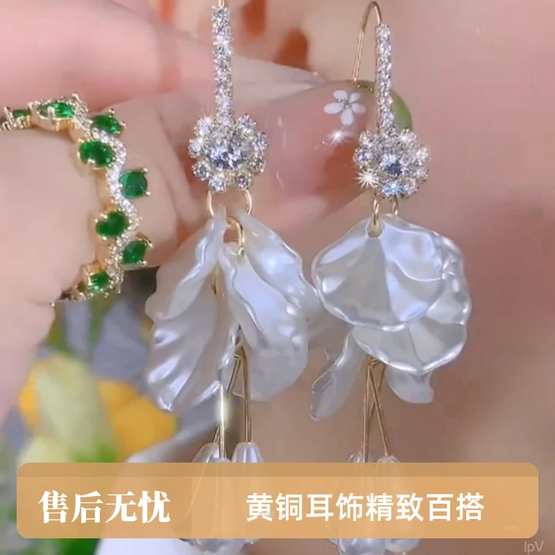 网红新款2025设白色耳环女花朵耳环小众百搭