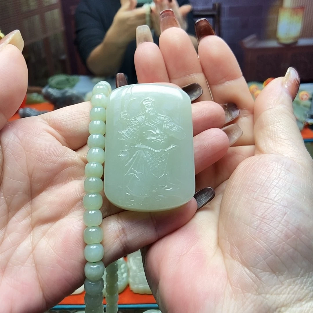 颈饰未镶嵌和田玉倾**笑