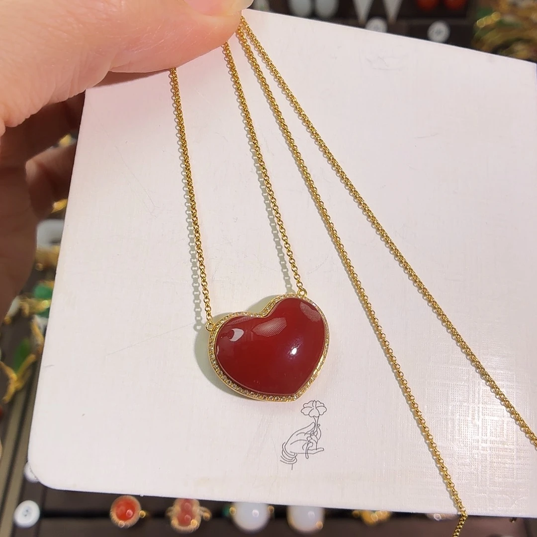 18K金镶嵌吊坠南红玛瑙