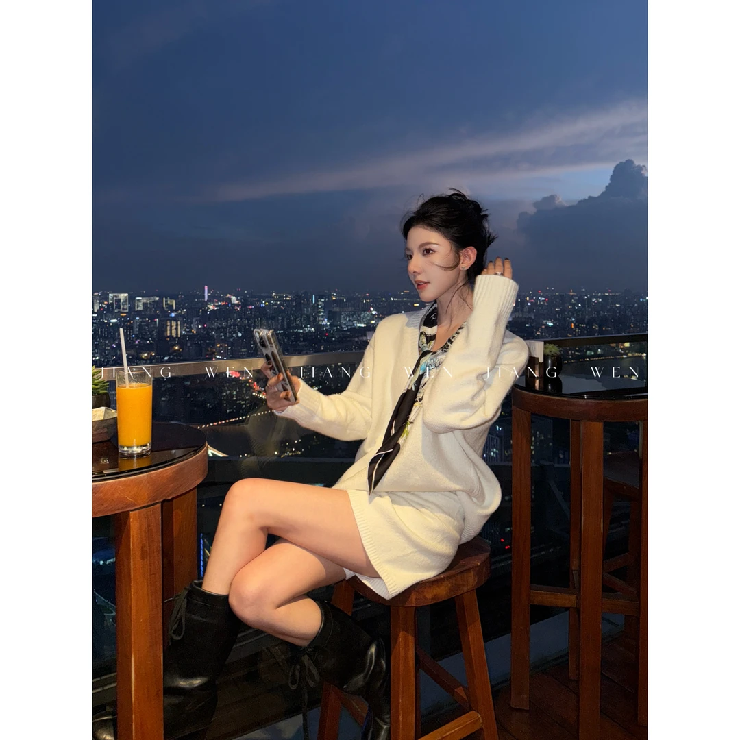 【奶油慕斯】姜雯“羊毛”宽松套头毛衣+高腰显瘦短裤两件套