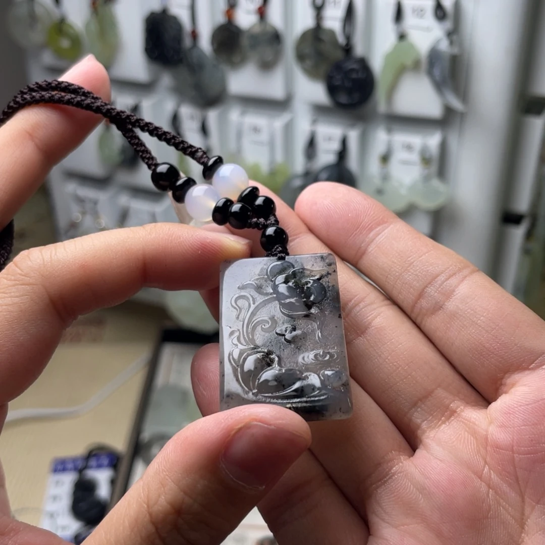 岫玉颈饰未镶嵌莲花牌