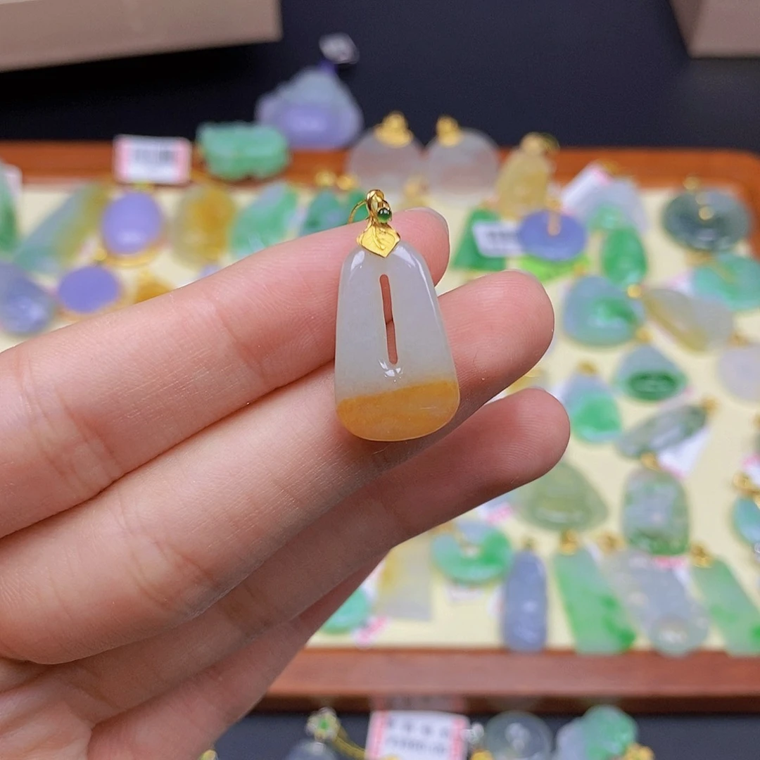 翡翠颈饰18K金镶嵌翡翠