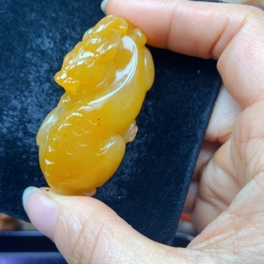 石英质玉（黄龙玉）未镶嵌颈饰