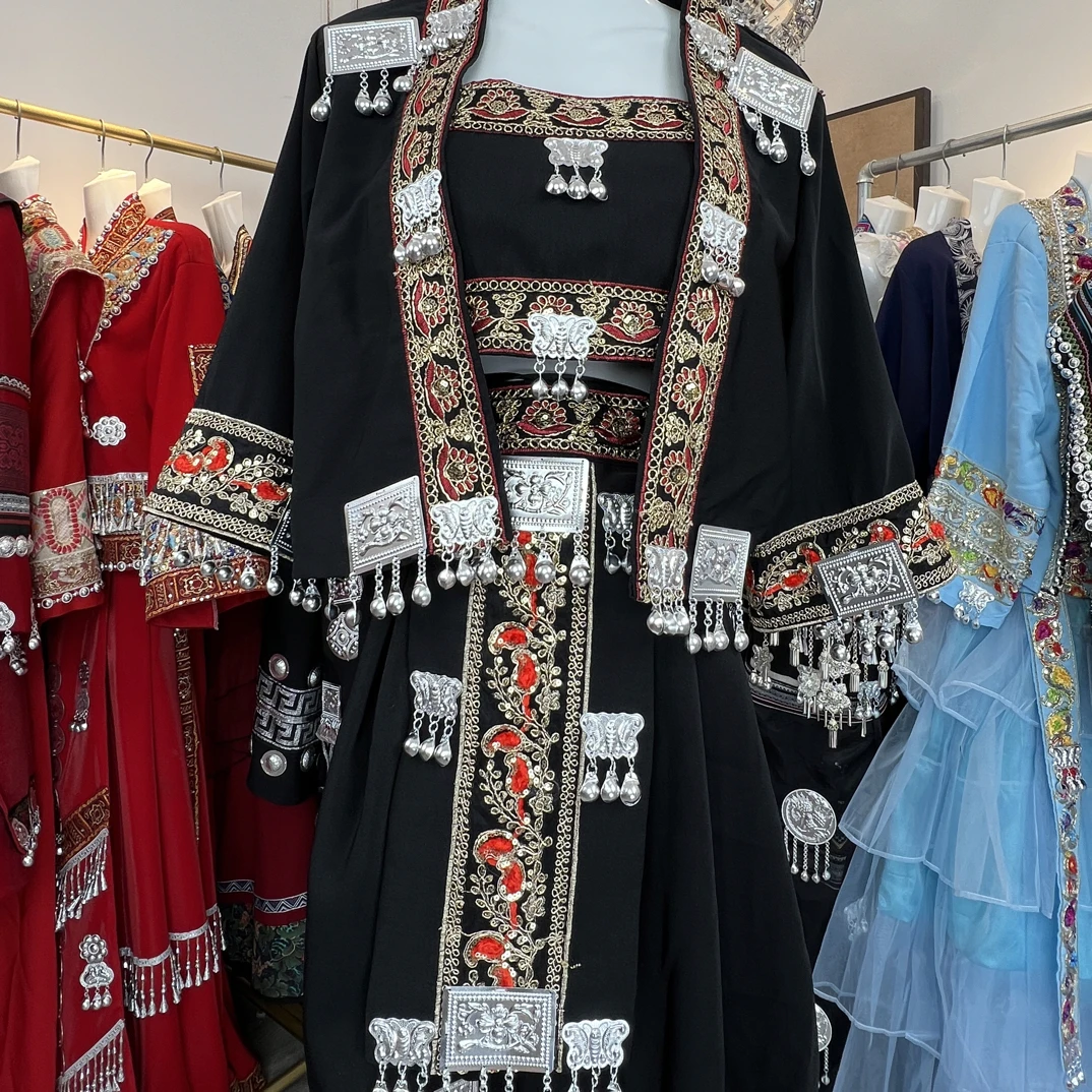 苗疆少女黑色刺绣民族风服饰苗族服装头饰项圈适合旅拍写真