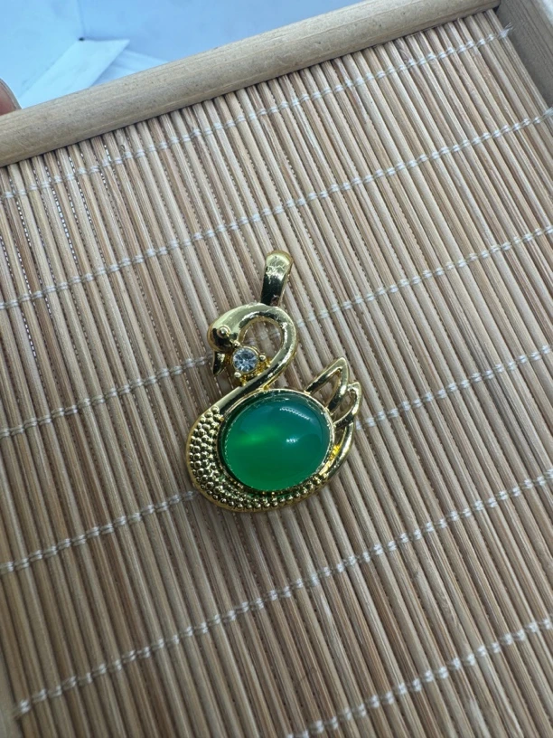 新款玉髓天鹅镶嵌吊坠时尚精美就行