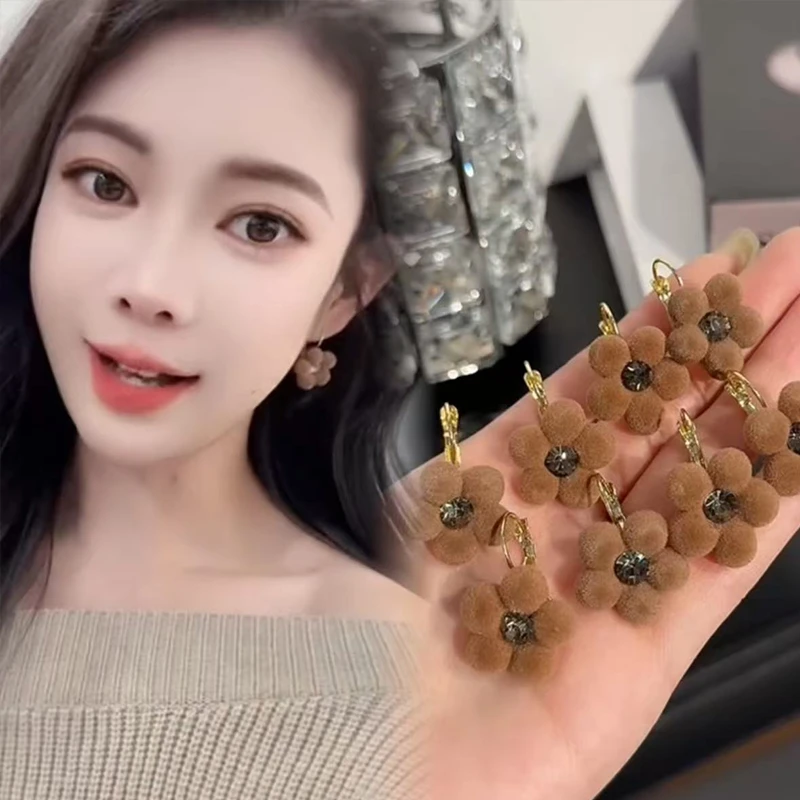 合金耳饰 秋冬氛围感浅咖色植绒花朵耳扣时尚气质轻奢百搭耳环