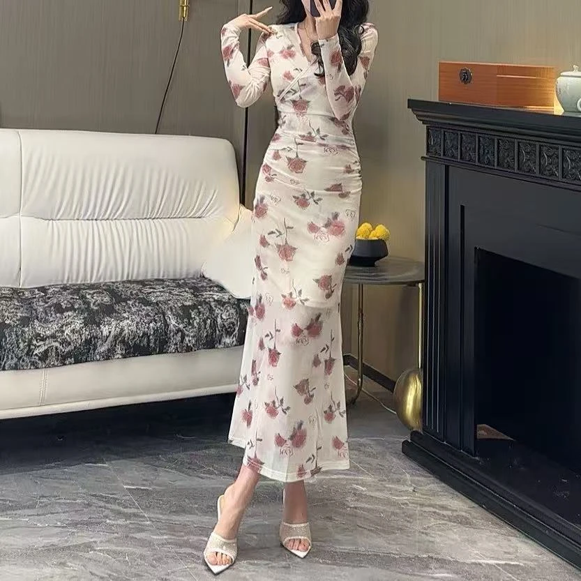 气质女人味轻奢V领长袖梦幻花瓣显瘦包身修身时尚百搭鱼尾连衣裙