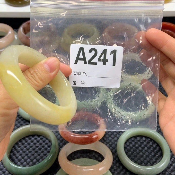 未镶嵌手镯石英质玉一****?