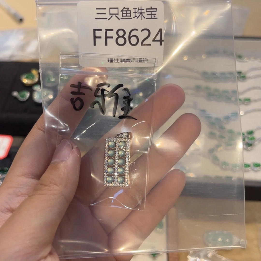 吉***雅翡翠未镶嵌颈饰精美女士项链挂件