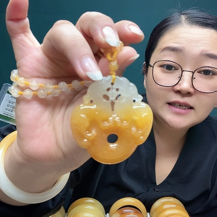 未镶嵌石英质玉（黄龙玉）颈饰